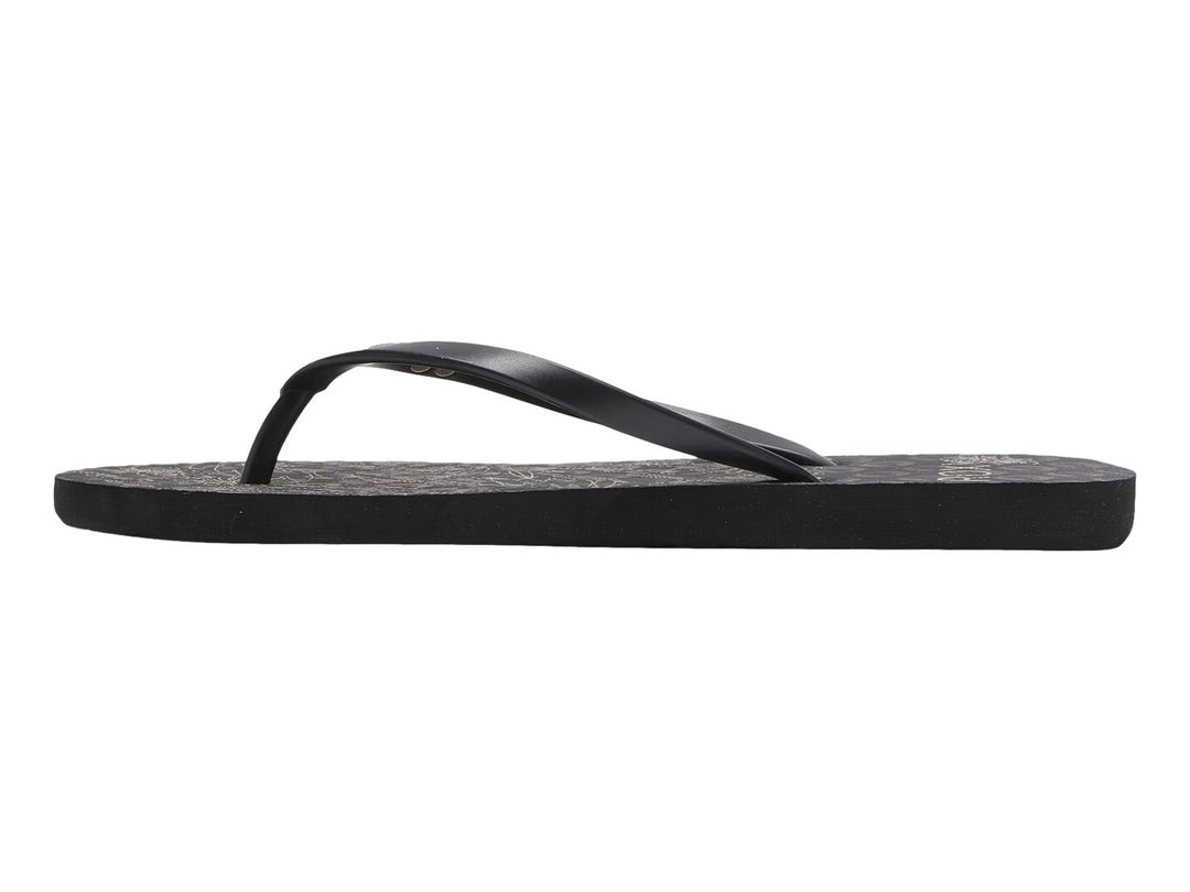 Sandalias negras de la marca Roxy con detalles en dorado metálico y diseño plano.