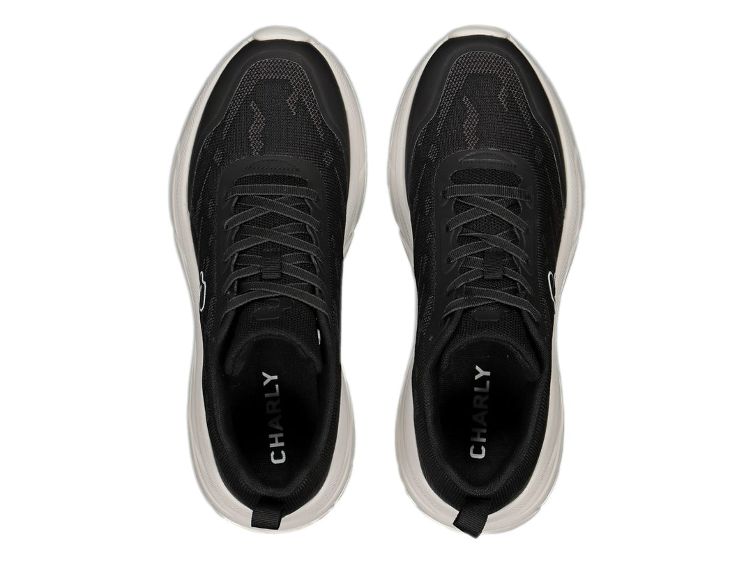 Tenis deportivos Charly color negro con suela blanca.