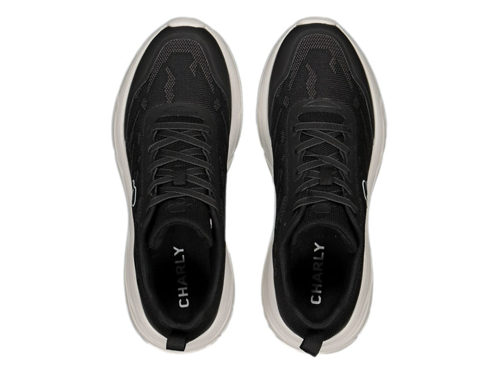 Tenis deportivos Charly color negro con suela blanca.
