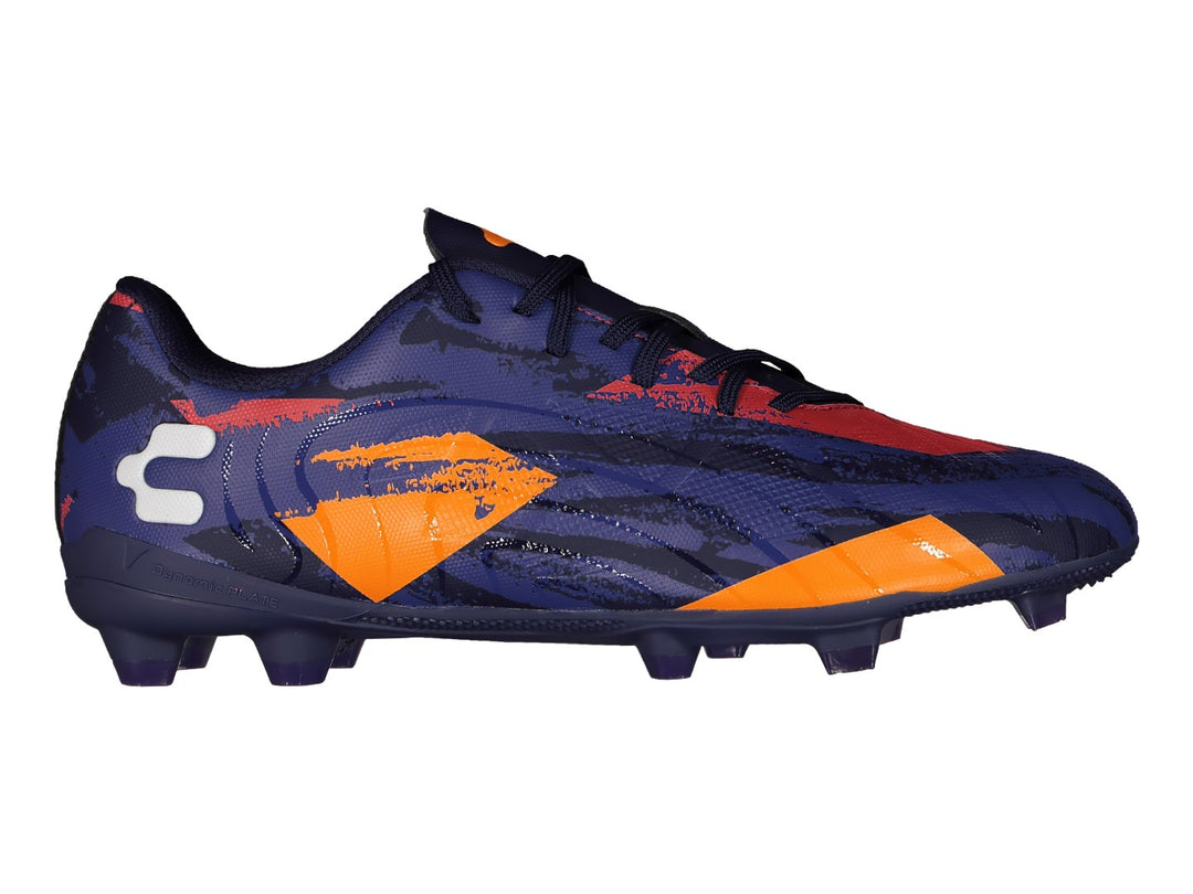 Calzado de fútbol Charly en color azul marino con detalles geométricos en naranja y rojo.