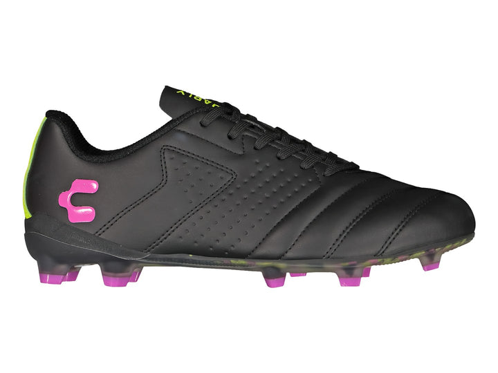 Zapato de fútbol Charly color negro con detalles en rosa y verde lima, vista lateral.