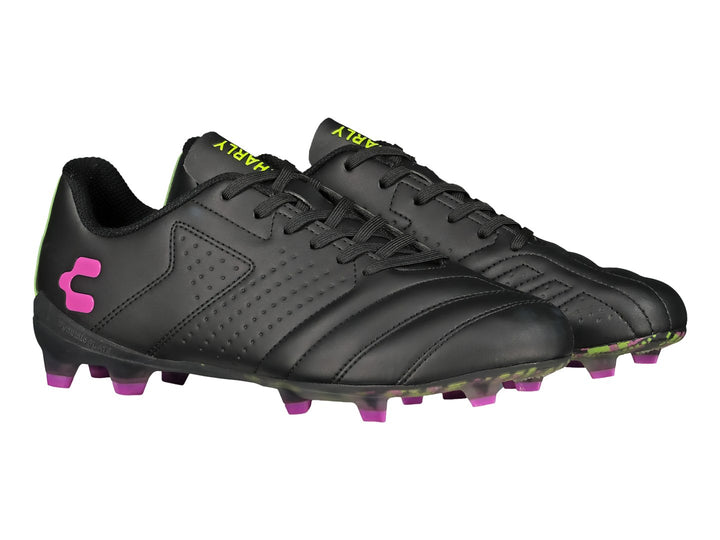 Zapato de fútbol Charly color negro con detalles en rosa y verde lima, vista lateral.