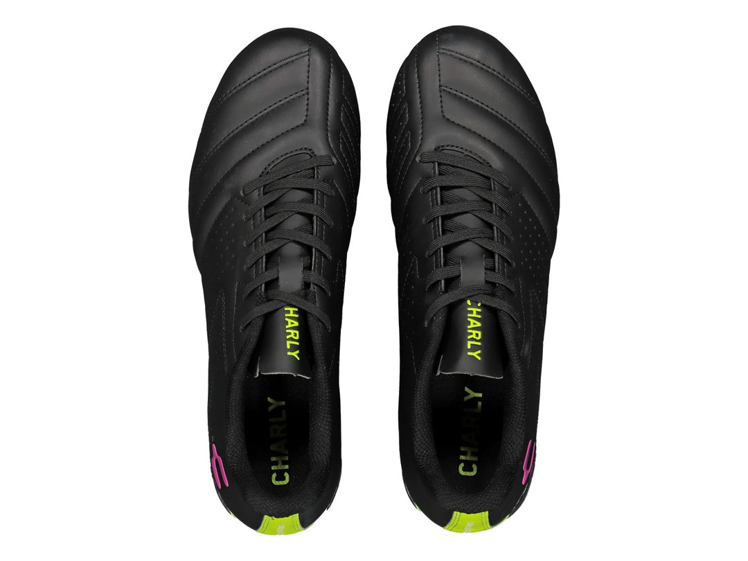 Zapato de fútbol Charly color negro con detalles en rosa y verde lima, vista lateral.