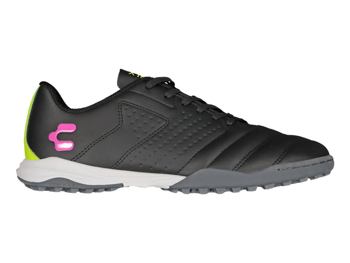 Zapato de fútbol Charly negro con detalles en verde lima y rosa, suela para césped sintético.