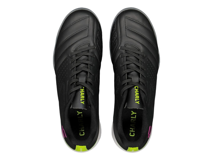 Zapato de fútbol Charly negro con detalles en verde lima y rosa, suela para césped sintético.