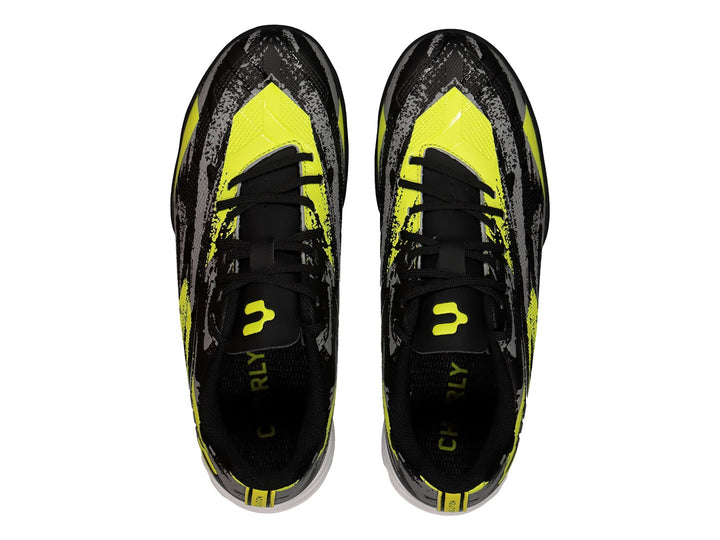 Zapato de fútbol Charly modelo 10 en colores negro, gris y lima con diseño gráfico abstracto y suela para pasto sintético.