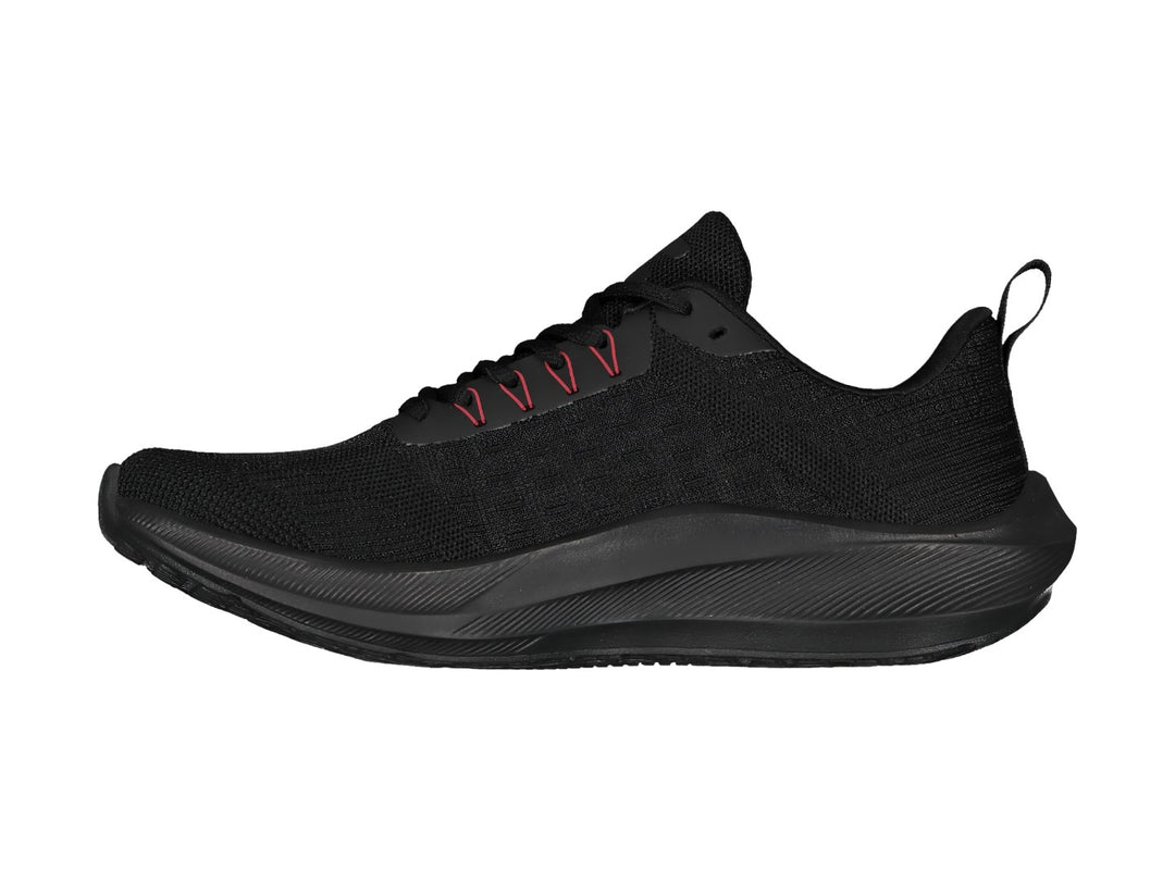 Tenis deportivos Charly color negro con detalles en rojo y suela negra.