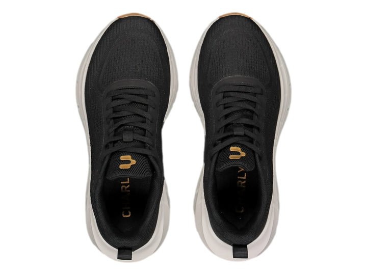 Tenis deportivos Charly color negro con suela blanca y suela exterior color café.