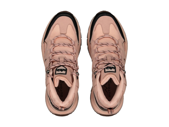 Botín deportivo Charly en color beige con detalles negros y suela robusta para senderismo.