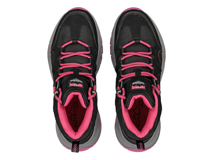 Zapato deportivo tipo botín color negro con detalles en rosa y suela gris y rosa.