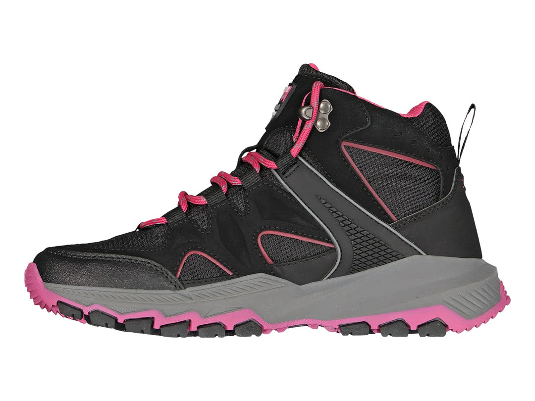 Zapato deportivo tipo botín color negro con detalles en rosa y suela gris y rosa.