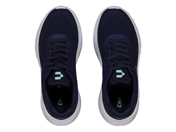 Tenis deportivos Charly en color azul marino con suela blanca y logotipo lateral en tono turquesa.