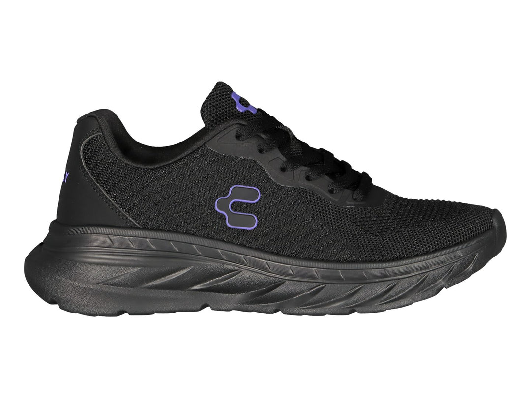 Tenis deportivos Charly color negro con suela robusta y detalle de logo morado.