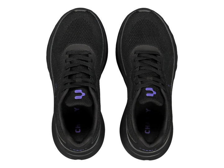 Tenis deportivos Charly color negro con suela robusta y detalle de logo morado.