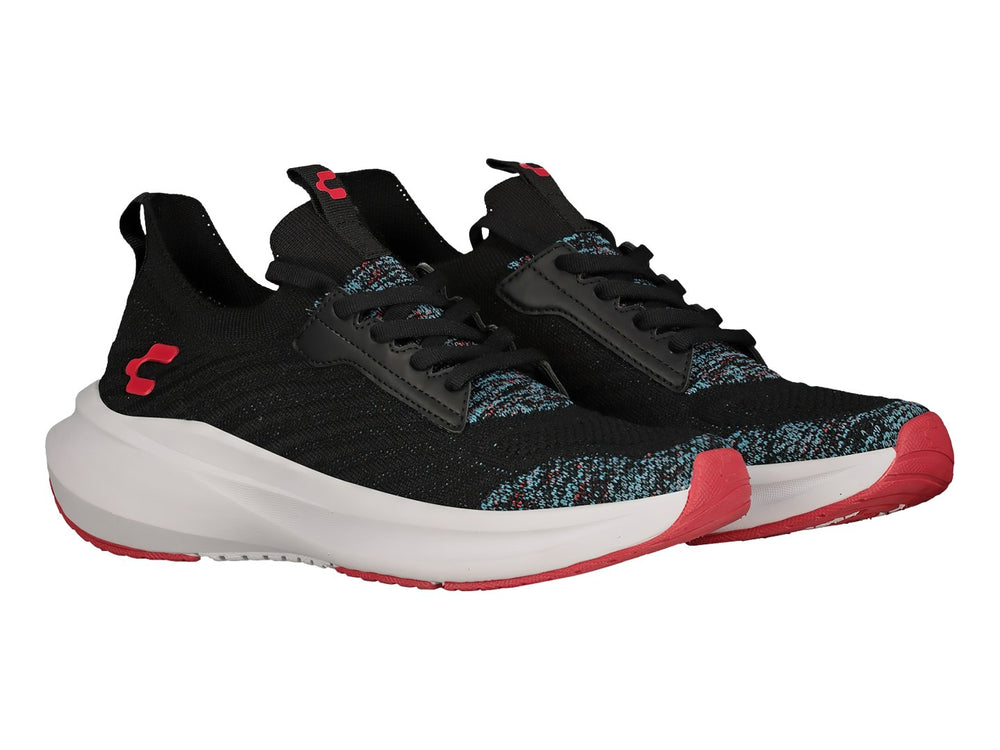 Tenis deportivos Charly color negro con suela blanca y detalles rojos y multicolores en la punta.