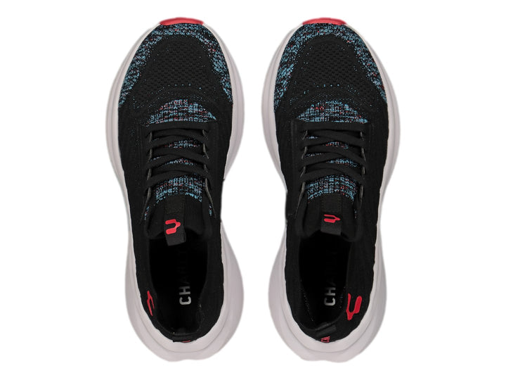Tenis deportivos Charly color negro con suela blanca y detalles rojos y multicolores en la punta.
