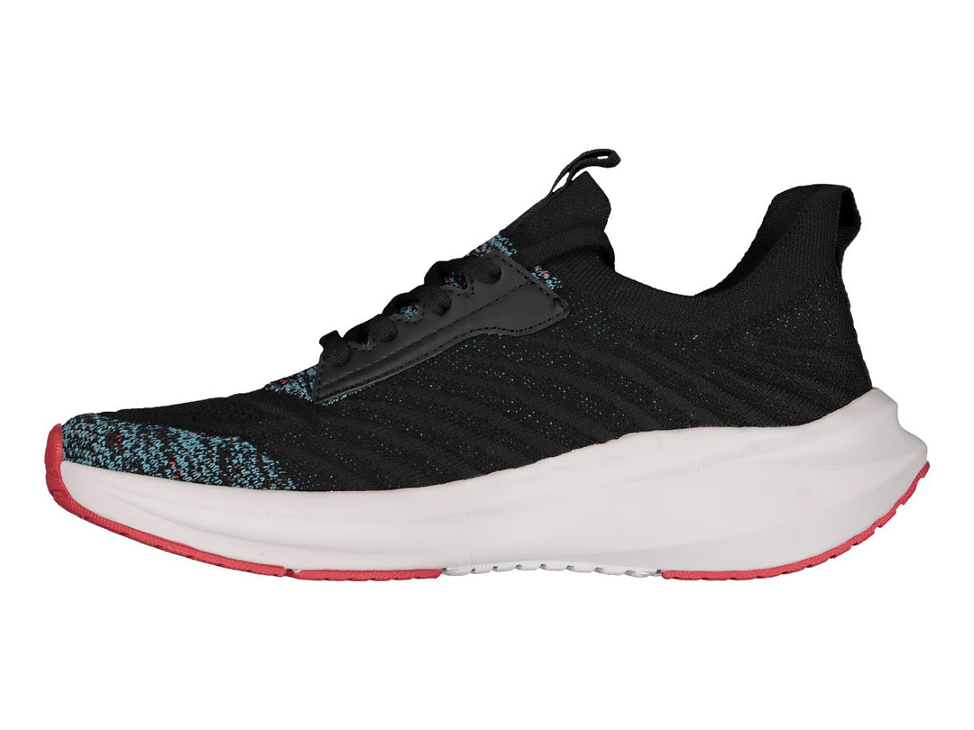 Tenis deportivos Charly color negro con suela blanca y detalles rojos y multicolores en la punta.