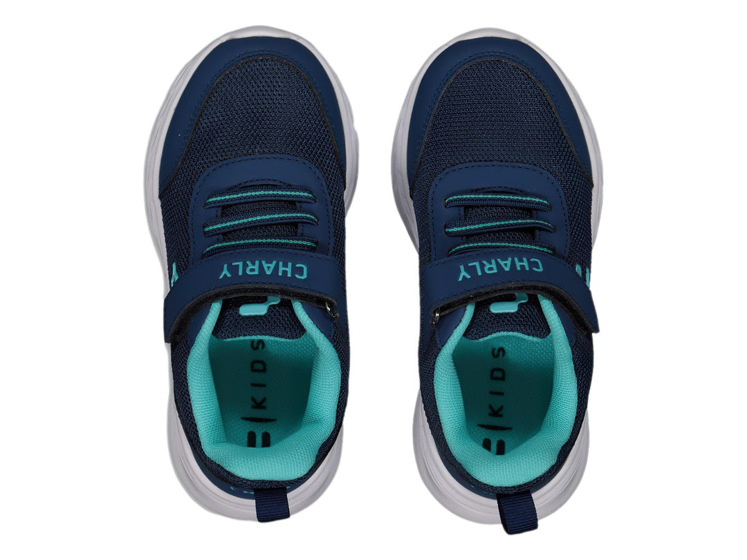 Tenis deportivos Charly color azul marino con suela blanca y detalles en turquesa.