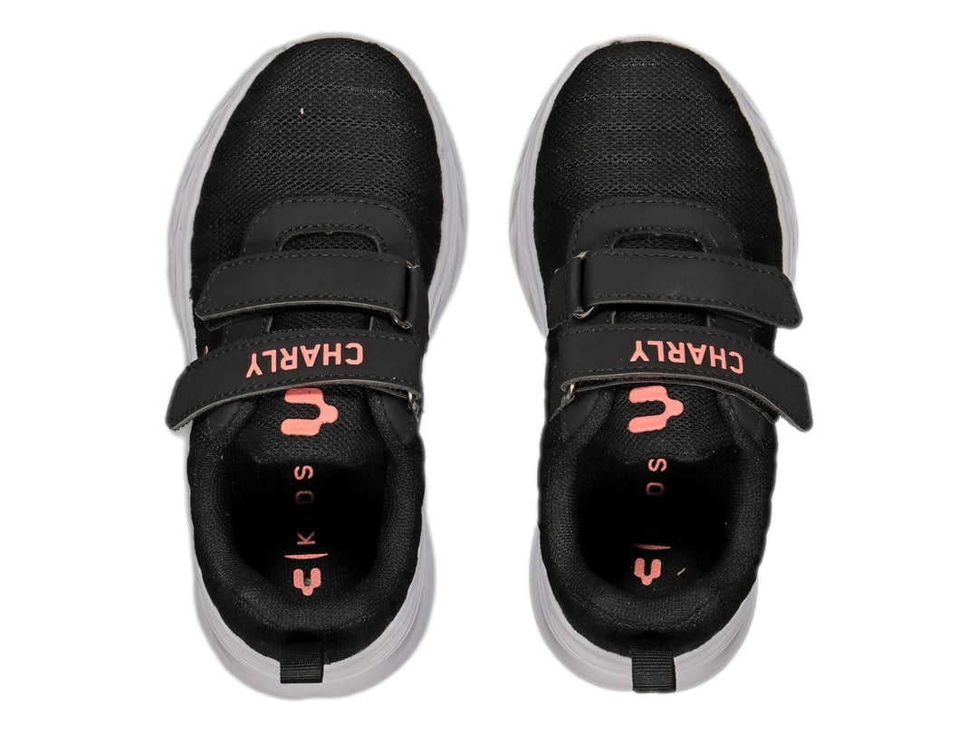 Tenis deportivos Charly color negro con suela blanca y cierre de velcro.