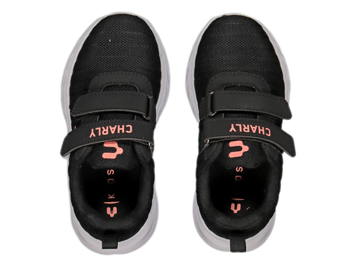 Tenis deportivos Charly color negro con suela blanca y cierre de velcro.