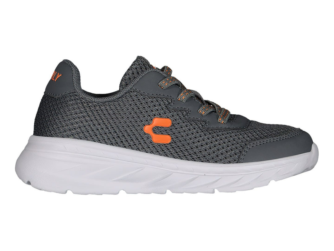 Tenis deportivos Charly color gris con suela blanca y detalles en naranja.