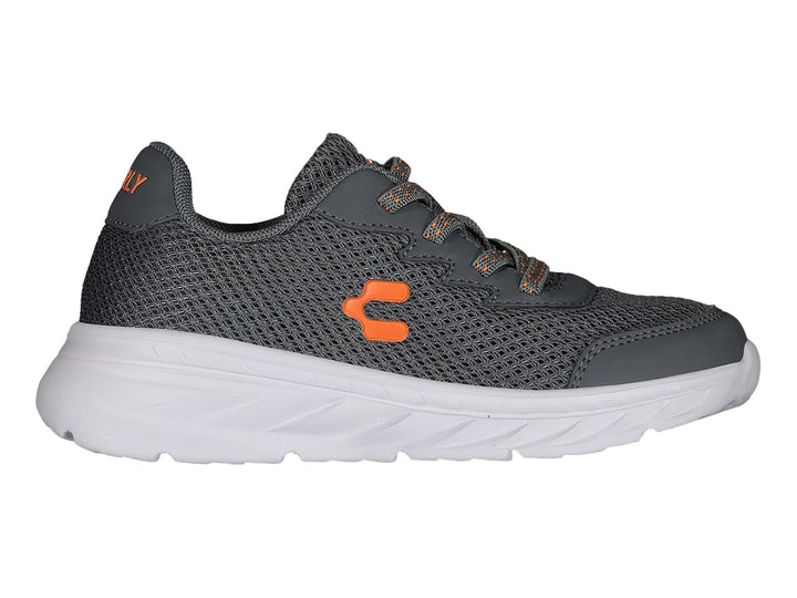 Tenis deportivos Charly color gris con suela blanca y detalles en naranja.