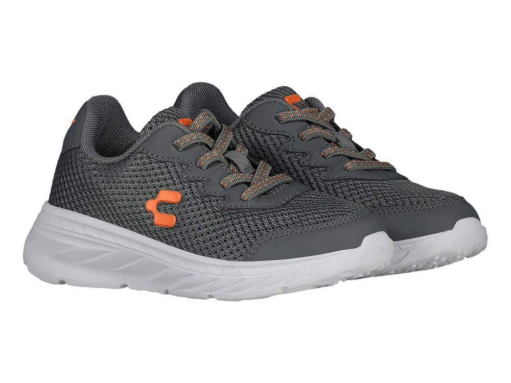 Tenis deportivos Charly color gris con suela blanca y detalles en naranja.