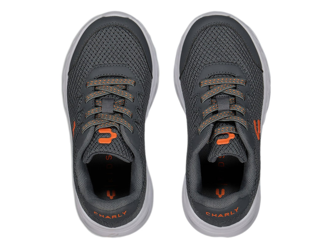 Tenis deportivos Charly color gris con suela blanca y detalles en naranja.