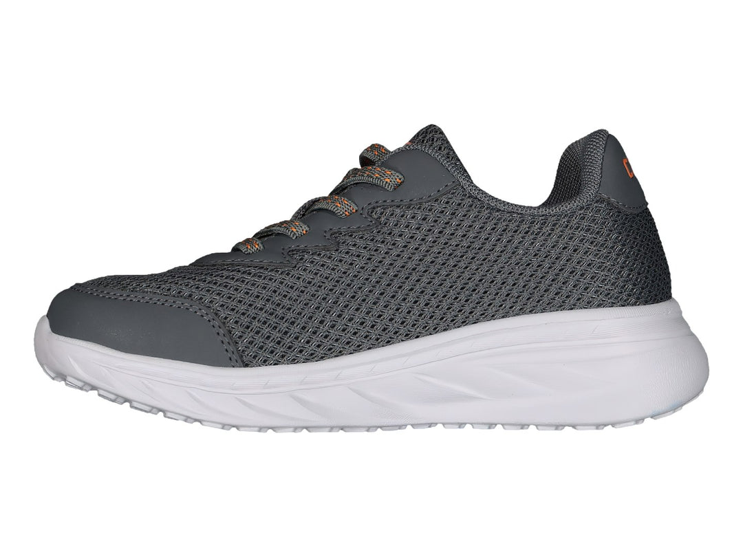 Tenis deportivos Charly color gris con suela blanca y detalles en naranja.