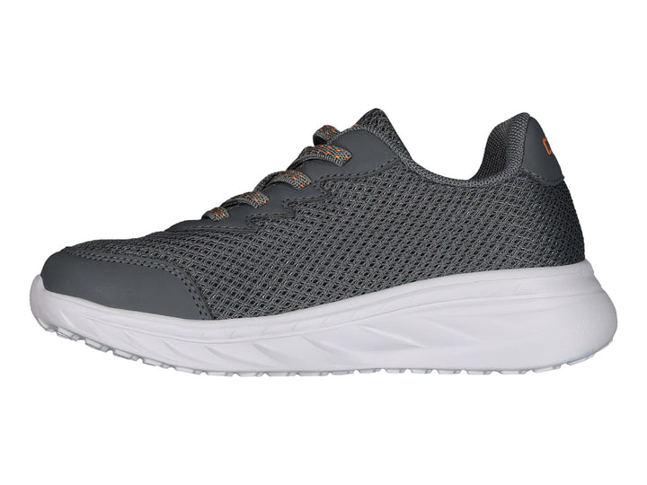 Tenis deportivos Charly color gris con suela blanca y detalles en naranja.