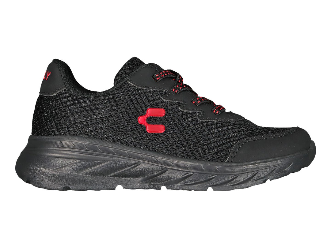 Tenis deportivos Charly de color negro con detalles en rojo y suela negra.