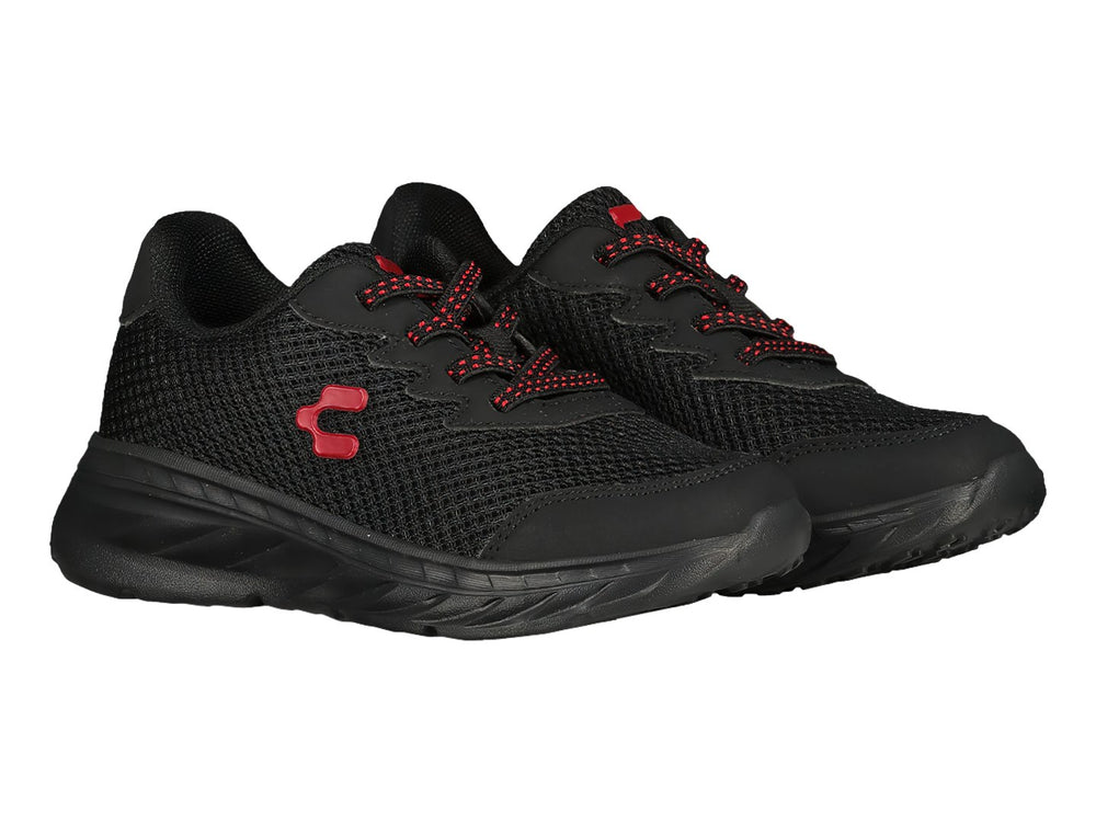Tenis deportivos Charly de color negro con detalles en rojo y suela negra.