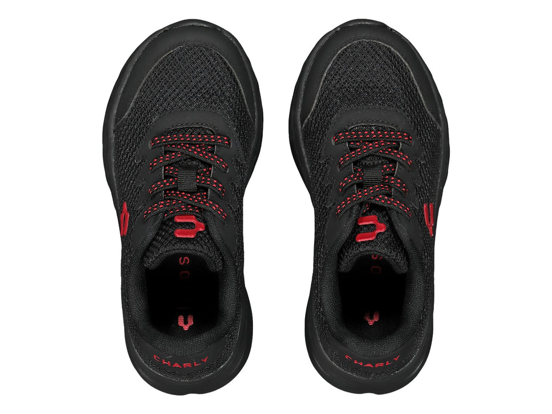 Tenis deportivos Charly de color negro con detalles en rojo y suela negra.