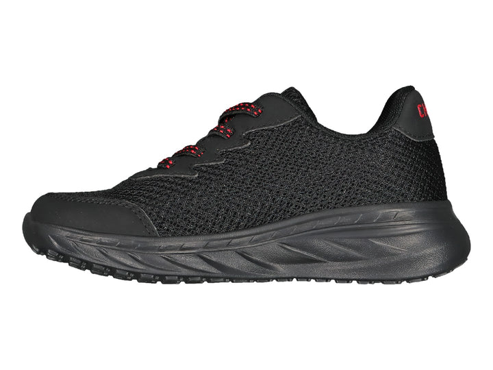 Tenis deportivos Charly de color negro con detalles en rojo y suela negra.