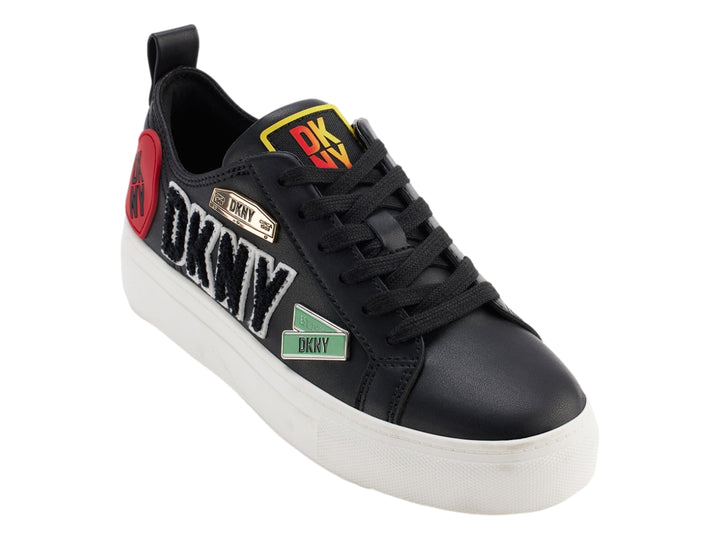Tenis DKNY negros con suela blanca y parches decorativos en los laterales