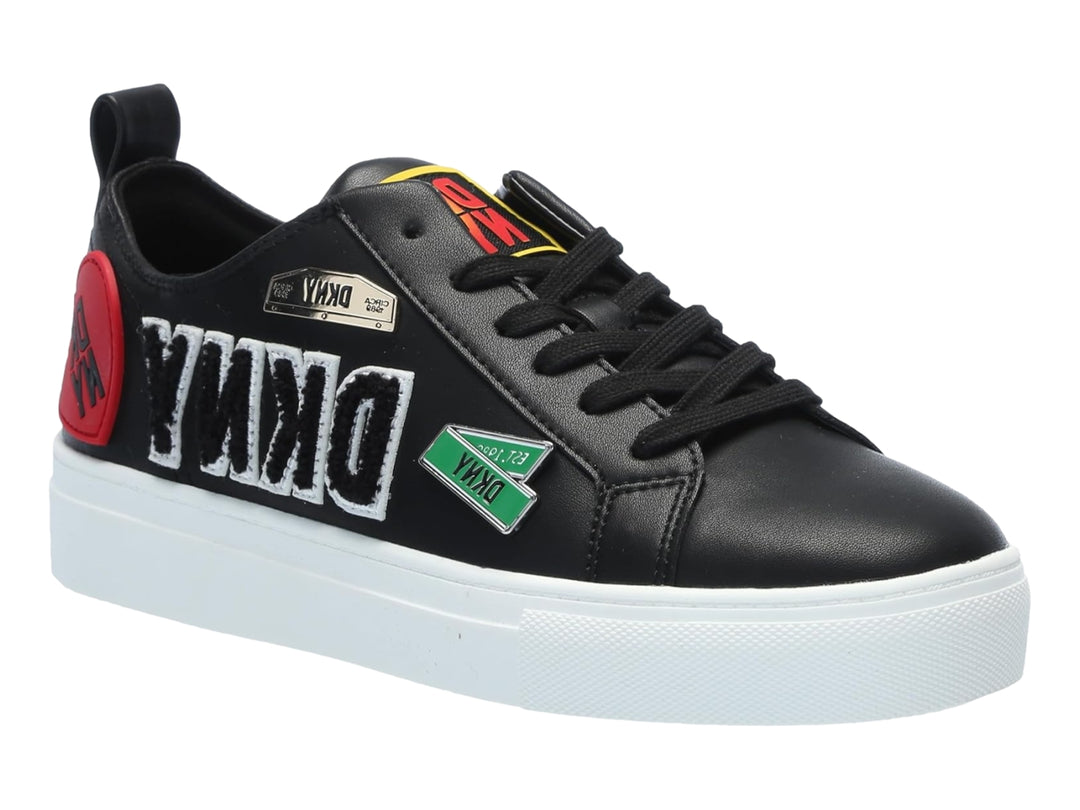 Tenis DKNY negros con suela blanca y parches decorativos en los laterales