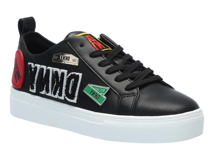 Tenis DKNY negros con suela blanca y parches decorativos en los laterales