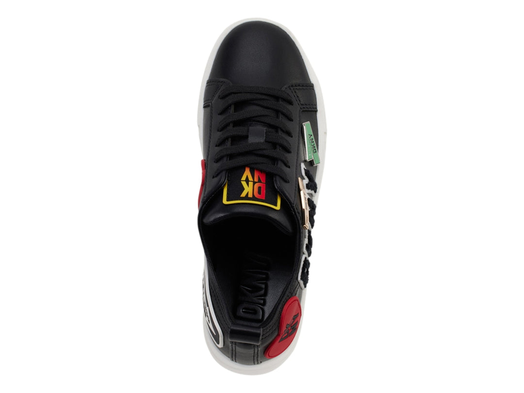 Tenis DKNY negros con suela blanca y parches decorativos en los laterales