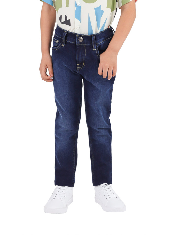 Pantalones jeans para niño en color azul oscuro dark indigo, estilo casual y vintage.