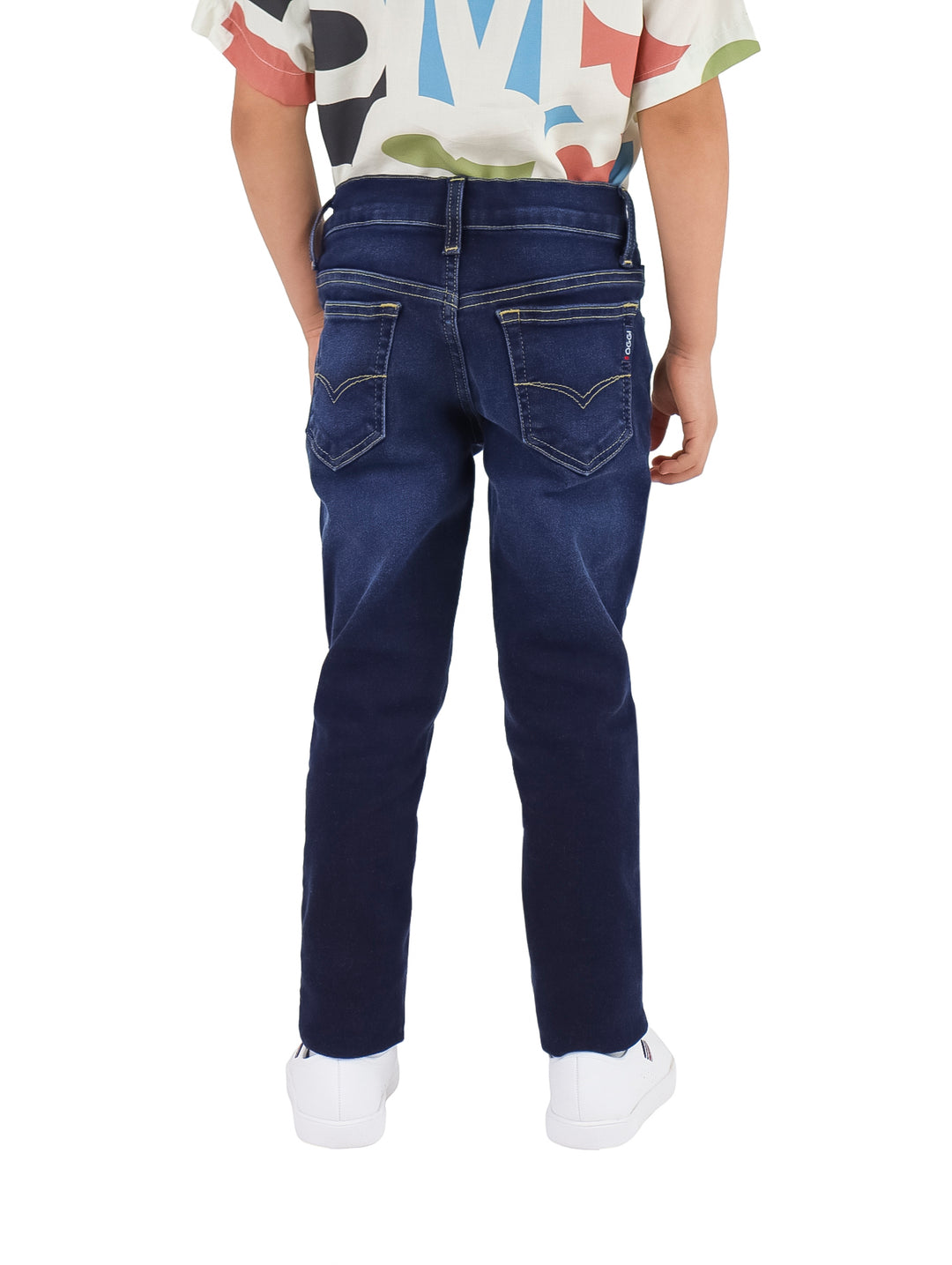 Pantalones jeans para niño en color azul oscuro dark indigo, estilo casual y vintage.