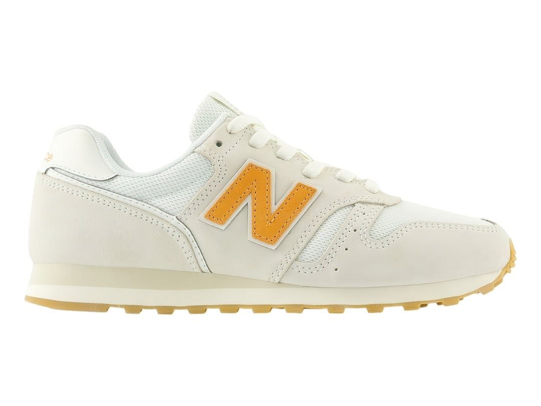 Tenis New Balance 373 color Sea Salt con suela de goma y logotipo N en color naranja.