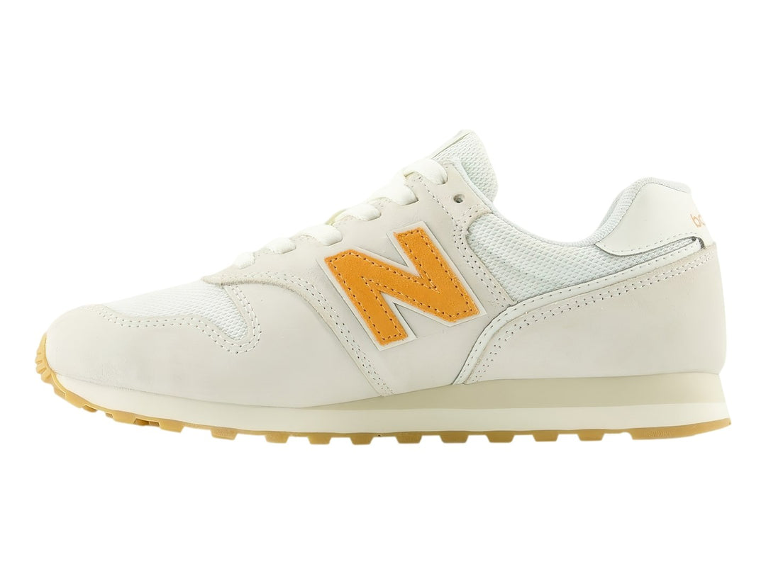 Tenis New Balance 373 color Sea Salt con suela de goma y logotipo N en color naranja.
