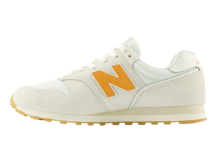 Tenis New Balance 373 color Sea Salt con suela de goma y logotipo N en color naranja.