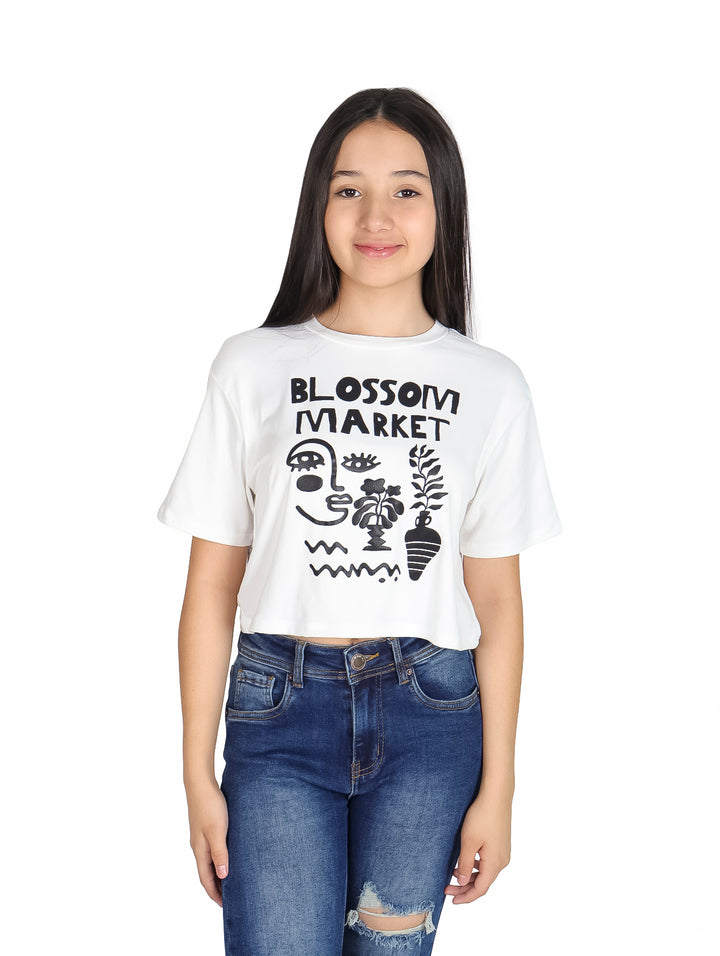 Niña vistiendo camiseta blanca crop top con estampado negro &