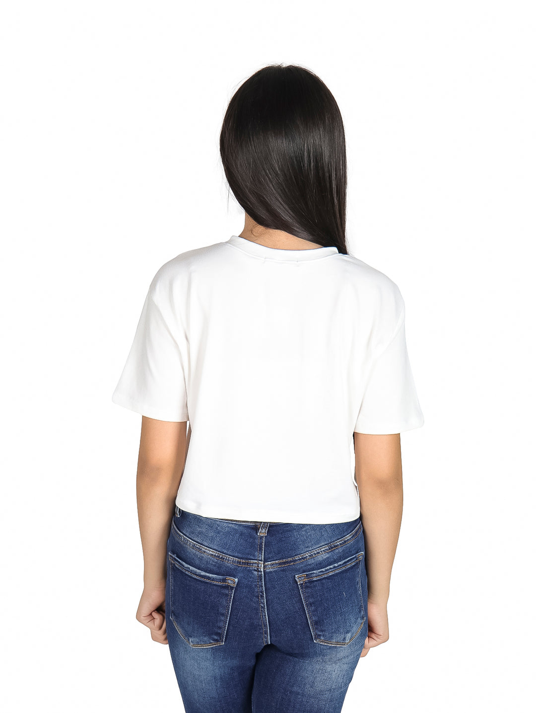 Niña vistiendo camiseta blanca crop top con estampado negro &