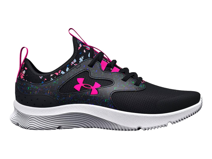 Tenis deportivos Under Armour color negro con suela blanca y detalles en rosa y multicolor.
