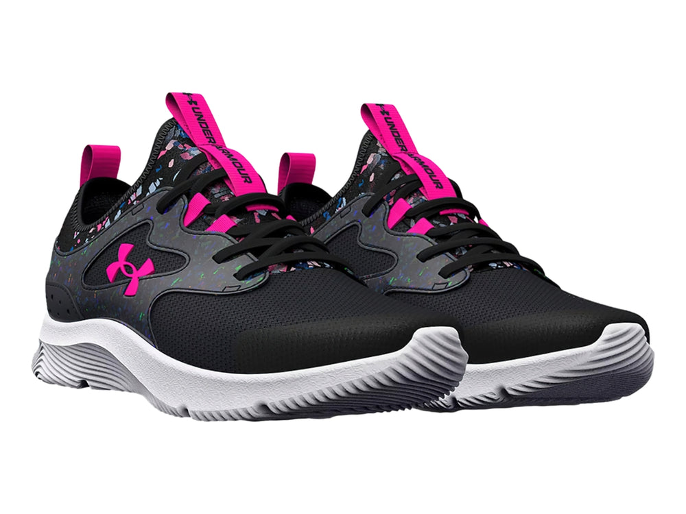 Tenis deportivos Under Armour color negro con suela blanca y detalles en rosa y multicolor.