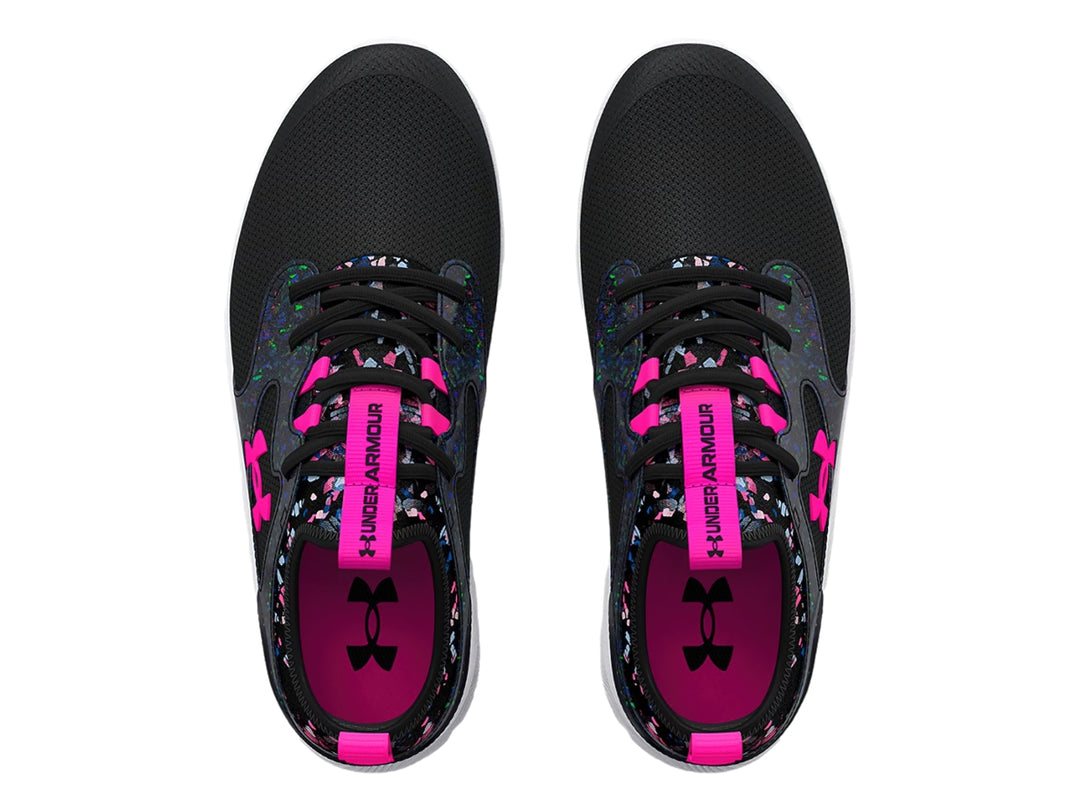 Tenis deportivos Under Armour color negro con suela blanca y detalles en rosa y multicolor.
