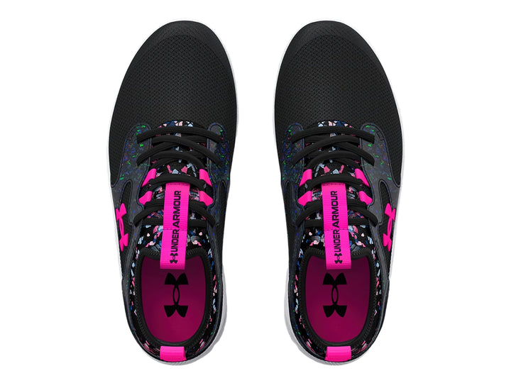 Tenis deportivos Under Armour color negro con suela blanca y detalles en rosa y multicolor.