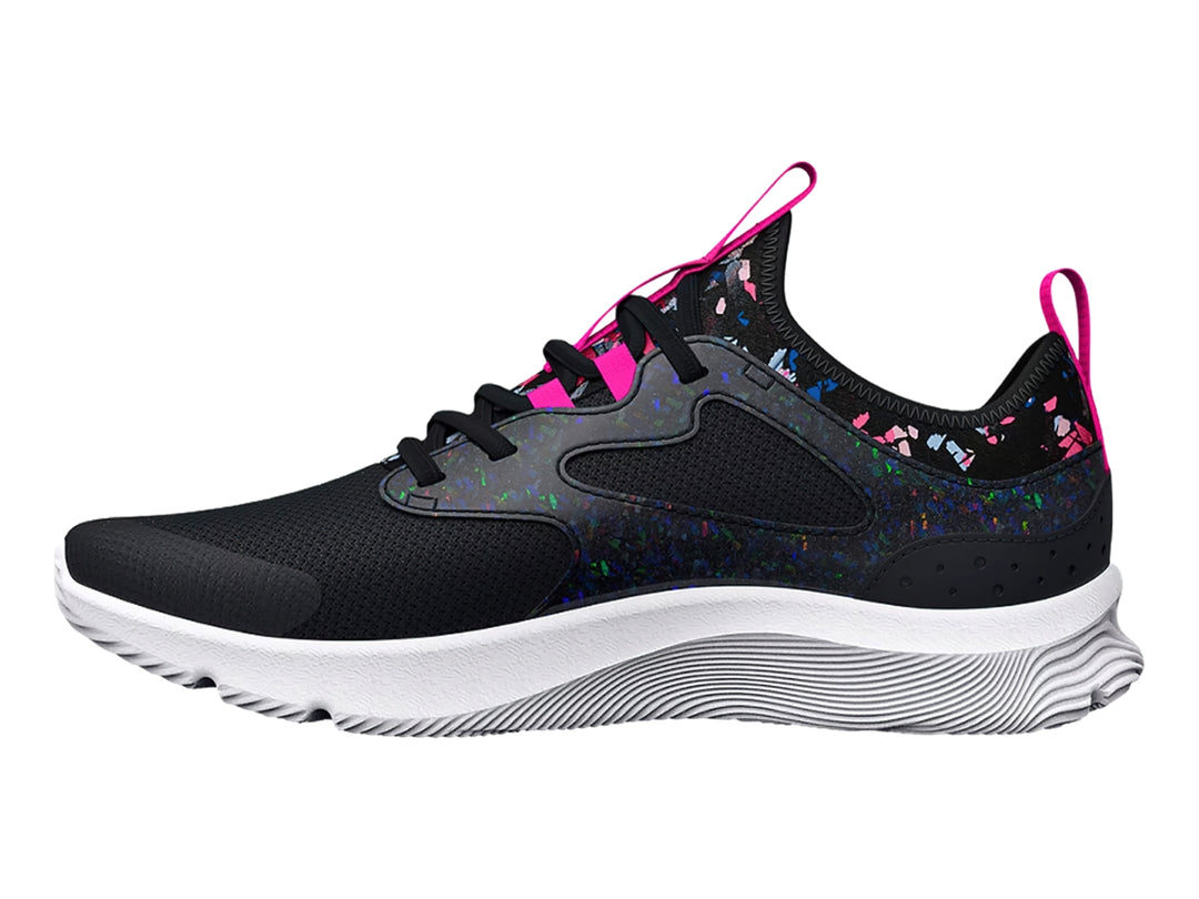 Tenis deportivos Under Armour color negro con suela blanca y detalles en rosa y multicolor.
